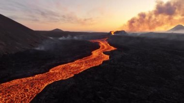 Volkan patlaması, İzlanda 'da yerden kızgın lav püskürmesi, insansız hava aracı magma nehrinin üzerinde uçması. Litli Hrutur Patlaması 2023. Yüksek kalite 4k görüntü