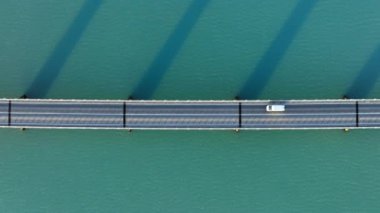 Turkuaz deniz suyu üzerinde köprü, şehir altyapısı, arabalar için yol. İzlanda 'daki güzel soyut manzara. Yüksek kalite 4k görüntü