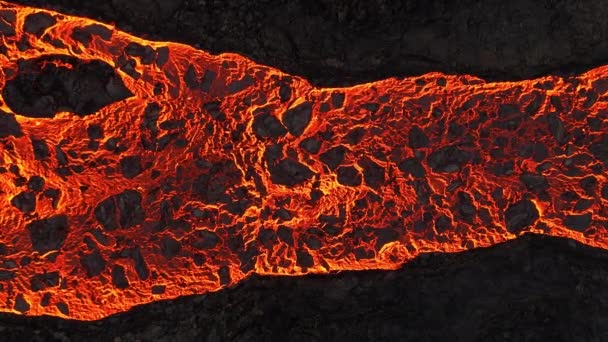 火山噴火 赤い熱い燃える溶岩がアイスランドの地面から噴出し 無人機がマグマ川を飛ぶ リトル エラプション2023 高品質の4K映像 — ストック動画