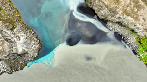 Água Azul Turquesa Glacial Pura Mistura Com Água Lamacenta Dois — Vídeo de Stock