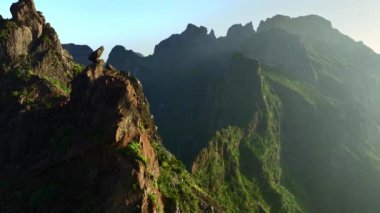 Gün batımında altın saat, gün doğumunda keskin bir tepe, Doğa Zirvesi Panoraması. Madeira. Portekiz. Yüksek kalite 4k görüntü