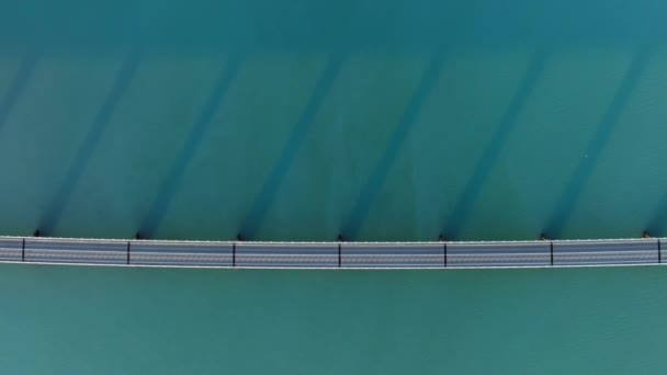 Most Přes Tyrkysovou Mořskou Vodu Městskou Infrastrukturu Silnici Pro Automobily — Stock video