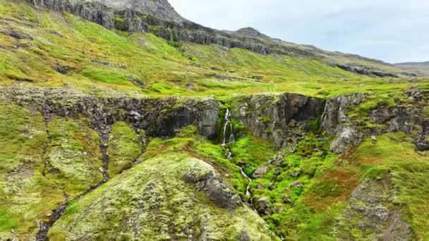 Montagnes Vertes Spectaculaires Avec Rivière Cascades Printemps Islande — Video