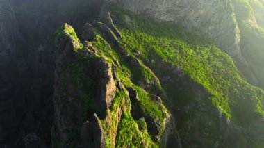 Gün batımında altın saat, gün doğumunda keskin bir tepe, Doğa Zirvesi Panoraması. Madeira. Portekiz. Yüksek kalite 4k görüntü