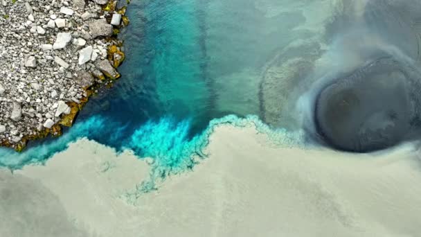 Água Azul Turquesa Glacial Pura Mistura Com Água Lamacenta Dois — Vídeo de Stock