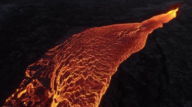 Volkan patlaması, İzlanda 'da yerden kızgın lav püskürmesi, insansız hava aracı magma nehrinin üzerinde uçması. Litli Hrutur Patlaması 2023. Yüksek kalite 4k görüntü