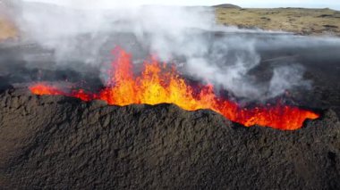 Volkan patlaması, volkan yamacında akmakta olan lav akıntısı. Güneş doğarken aktif volkan krateri. Patlama 2023, İzlanda. Yüksek kalite 4k görüntü