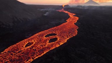 Volkan patlaması, İzlanda 'da yerden kızgın lav püskürmesi, insansız hava aracı magma nehrinin üzerinde uçması. Litli Hrutur Patlaması 2023. Yüksek kalite 4k görüntü