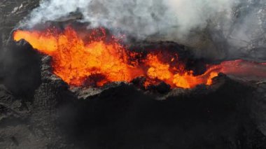 Volkan patlaması, volkan yamacında akmakta olan lav akıntısı. Güneş doğarken aktif volkan krateri. Patlama 2023, İzlanda. Yüksek kalite 4k görüntü