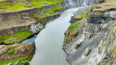 Kuzey İzlanda 'da Keskin Uçurumlar ve Hızlı Nehir ile Muhteşem Kanyon, Dramatik Jeolojik Merakın Destansı Hava Manzarası. Yüksek kalite 4k görüntü