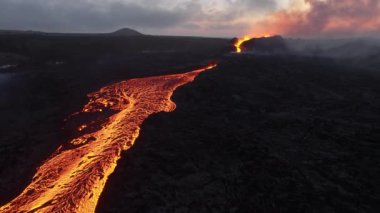Volkan patlaması, İzlanda 'da yerden kızgın lav püskürmesi, insansız hava aracı magma nehrinin üzerinde uçması. Litli Hrutur Patlaması 2023. Yüksek kalite 4k görüntü