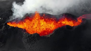 Volkan patlaması, volkan yamacında akmakta olan lav akıntısı. Güneş doğarken aktif volkan krateri. Patlama 2023, İzlanda. Yüksek kalite 4k görüntü