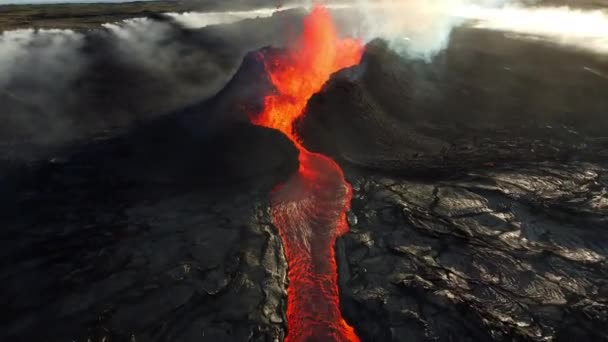 Vulkanausbruch Verzweigter Lavastrom Der Den Vulkanhang Hinunterfließt Krater Eines Aktiven — Stockvideo