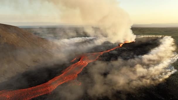 Έκρηξη Ηφαιστείου Διακλάδωση Ρεύματος Λάβας Που Ρέει Κάτω Στην Πλαγιά — Αρχείο Βίντεο