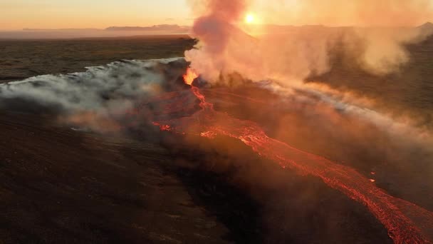 Vulkánkitörés Elágazó Lávafolyam Folyik Vulkán Lejtőjén Aktív Vulkán Krátere Napkeltekor — Stock videók