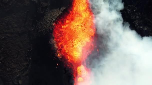 Извержение Вулкана Разветвляющийся Поток Лавы Стекающий Вниз Склону Вулкана Кратер — стоковое видео
