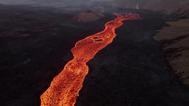 Erupção Vulcânica Lava Quente Vermelha Irrompe Solo Islândia Drone Voa — Vídeo de Stock