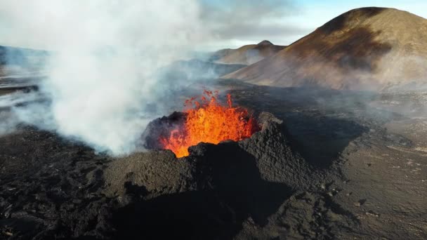 Vulkanutbrott Grenade Lavaströmmar Som Rinner Ner Vulkansluttningen Krater Med Aktiv — Stockvideo