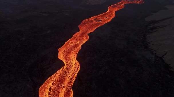 火山喷发 红色炽热的熔岩从冰岛地面喷发 无人驾驶飞机飞越岩浆河 Lili Hrutur Eruption 2023 高质量的4K镜头 — 图库视频影像