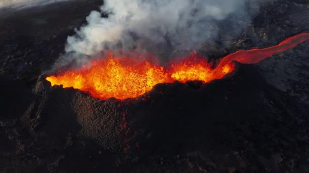Volcano Eruption Branching Lava Stream Flowing Volcano Slope Crater Active — Stock Video