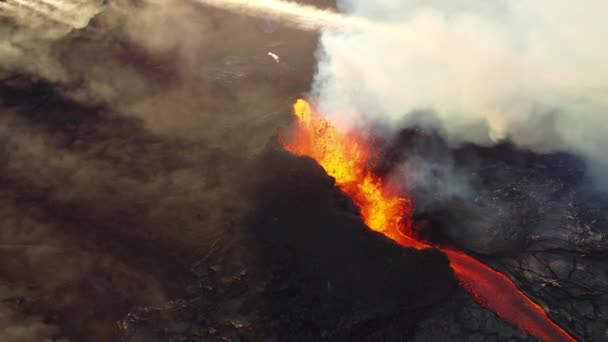 火山喷发 支流熔岩流沿着火山斜坡流下 日出时活火山的火山口 2023年 高质量的4K镜头 — 图库视频影像