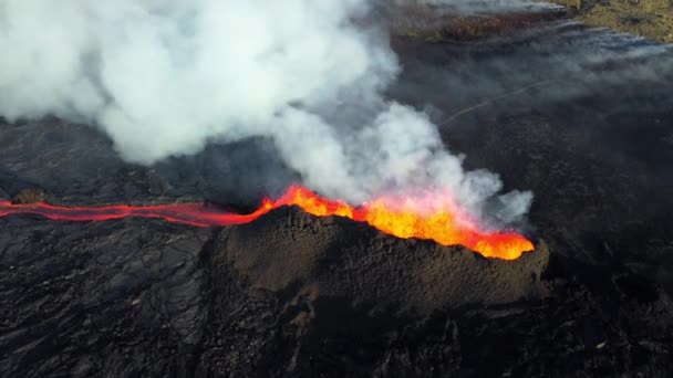 Vulkaanuitbarsting Vertakkende Lavastroom Die Naar Beneden Stroomt Vulkaanhelling Krater Van — Stockvideo