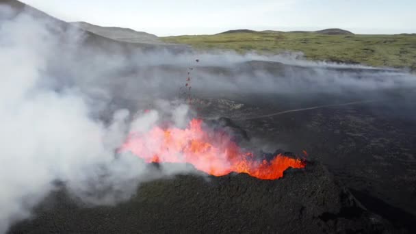 Sopečná Erupce Rozvětvený Lávový Potok Stékající Sopečném Svahu Kráter Aktivní — Stock video