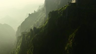 Gün batımında altın saat, gün doğumunda keskin bir tepe, Doğa Zirvesi Panoraması. Madeira. Portekiz. Yüksek kalite 4k görüntü