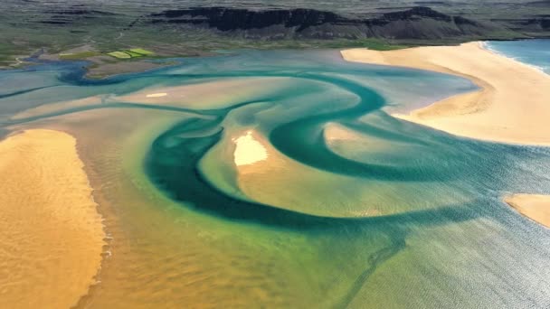 Αεροφωτογραφία Της Παράκτιας Χερσονήσου Γαλήνια Νερά Και Παρθένο Φυσικό Τοπίο — Αρχείο Βίντεο