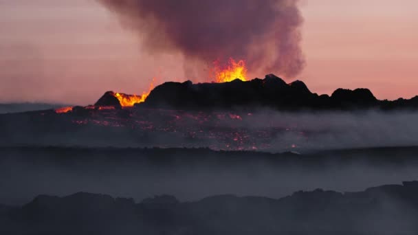 Eruzione Vulcano Rallentatore Primo Piano Esplosione Sputando Lava Del Cratere — Video Stock