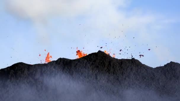火山喷发缓慢运动 靠近火山火山口的熔岩喷发和喷涌 活火山在冰岛2023年 高质量的4K镜头 — 图库视频影像