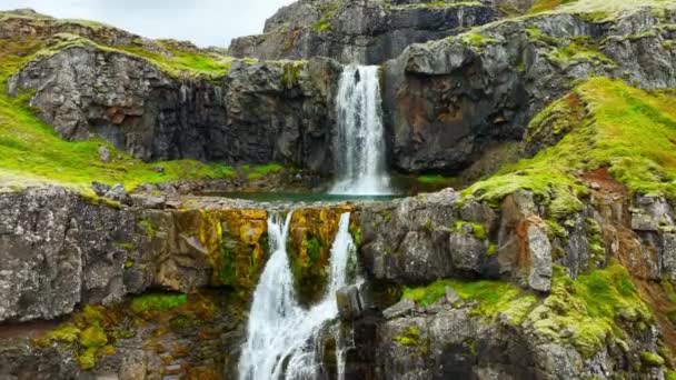 Spectaculaire Watervallen Bergen Prachtig Uitzicht Vanuit Ijsland Het Zomerseizoen Ijslandse — Stockvideo