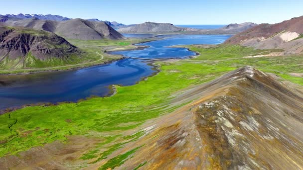 冰岛的高地 美丽的火山山 不同寻常的自然景观 有绿色苔藓的黑色山丘 — 图库视频影像