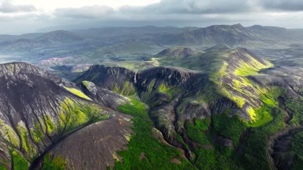 Hooglanden Ijsland Prachtige Vulkanische Berg Ongewoon Natuurlandschap Zwarte Heuvels Met — Stockvideo