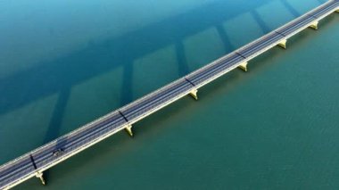 Turkuaz deniz suyu üzerinde köprü, şehir altyapısı, arabalar için yol. İzlanda 'daki güzel soyut manzara. Yüksek kalite 4k görüntü