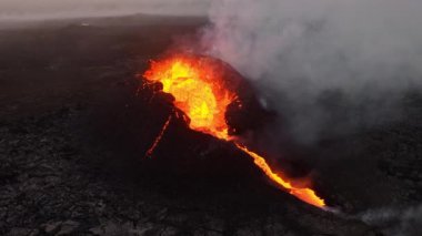 Volkan patlaması, İzlanda 'nın aktif volkanik kraterinden gelen kızgın lav püskürmeleri. Yüksek kalite 4k görüntü