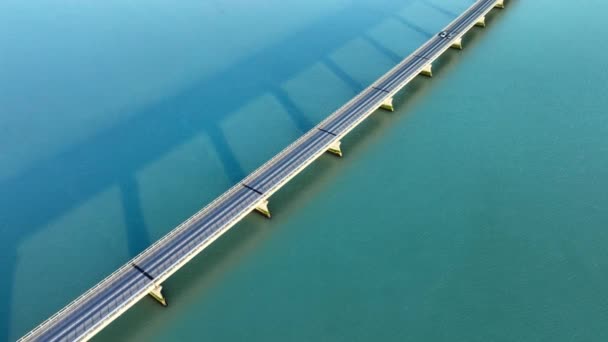 Most Přes Tyrkysovou Mořskou Vodu Městskou Infrastrukturu Silnici Pro Automobily — Stock video
