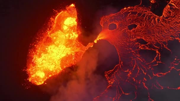 Vulkanausbruch Red Hot Burning Lava Bricht Aus Dem Aktiven Vulkankrater — Stockvideo