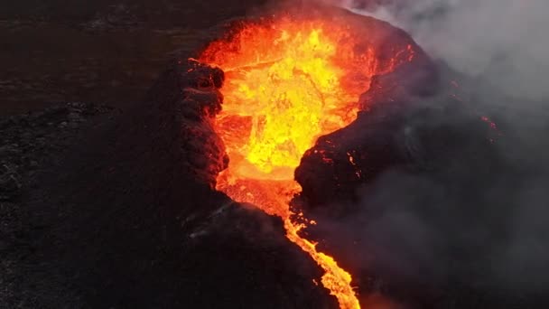 Vulkanutbrott Red Hot Burning Lava Utbrott Från Marken Aktiv Vulkankrater — Stockvideo