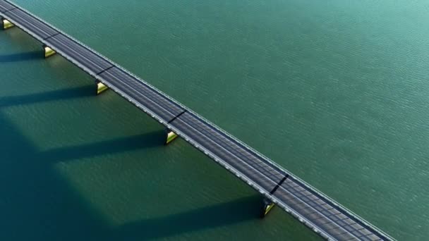 Híd Türkiz Tengervíz Felett Városi Infrastruktúra Autók Útja Gyönyörű Absztrakt — Stock videók