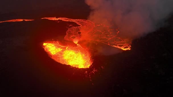 火山の噴火赤い熱い燃えるLavaは地面活動的な火山クレーターアイスランドから噴出します 高品質の4K映像 — ストック動画