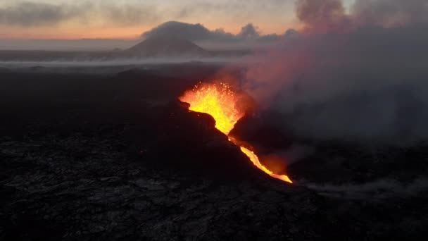 Vulkanutbrott Red Hot Burning Lava Utbrott Från Marken Aktiv Vulkankrater — Stockvideo