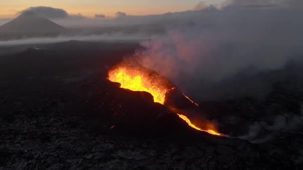 Vulcan Eruption Red Hot Burning Lava Erupts Ground Active Volcanic — Videoclip de stoc