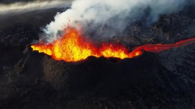 Volkan patlaması, İzlanda 'da yerden kızgın lav püskürmesi, insansız hava aracı aktif volkanik kraterin üzerinde uçması. Litli Hrutur Patlaması 2023. Yüksek kalite 4k görüntü