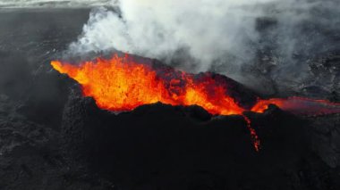 Volkan patlaması, İzlanda 'da yerden kızgın lav püskürmesi, insansız hava aracı aktif volkanik kraterin üzerinde uçması. Litli Hrutur Patlaması 2023. Yüksek kalite 4k görüntü