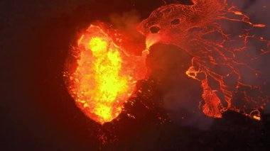 Volkan patlaması, İzlanda 'da yerden kızgın lav püskürmesi, insansız hava aracı aktif volkanik kraterin üzerinde uçması. Litli Hrutur Patlaması 2023. Yüksek kalite 4k görüntü