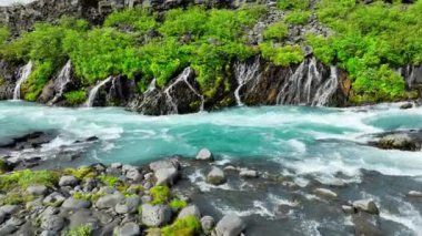 İzlanda 'da şelale, yaz mevsiminde birçok deresi olan soğuk turkuaz buzul nehri, destansı hava manzarası. 4k 
