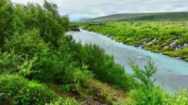 İzlanda 'da şelale, yaz mevsiminde birçok deresi olan soğuk turkuaz buzul nehri, destansı hava manzarası. 4k 