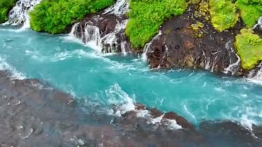 İzlanda 'da şelale, yaz mevsiminde birçok deresi olan soğuk turkuaz buzul nehri, destansı hava manzarası. 4k 