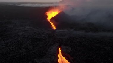 Volkan patlaması, İzlanda 'da yerden kızgın lav püskürmesi, insansız hava aracı aktif volkanik kraterin üzerinde uçması. Litli Hrutur Patlaması 2023. Yüksek kalite 4k görüntü